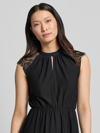 Frauenmodel trägt Tailliertes Freizeitkleid mit Spitzenbesatz Modell 'MILLA' von Vero Moda, Optik: Unifarben, Hochgeschlossen, Kurzarm, Materialverarbeitung: Stretch, Nahaufnahme Oberkörper