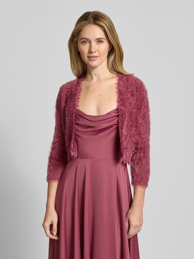Frauenmodel trägt Bolero aus Kunstfell mit Viskose-Anteil von V.M., Material-Mix, offene Vorderseite, 3/4-Arm, Rückenlänge 36 cm, Ganzkörperansicht von vorne