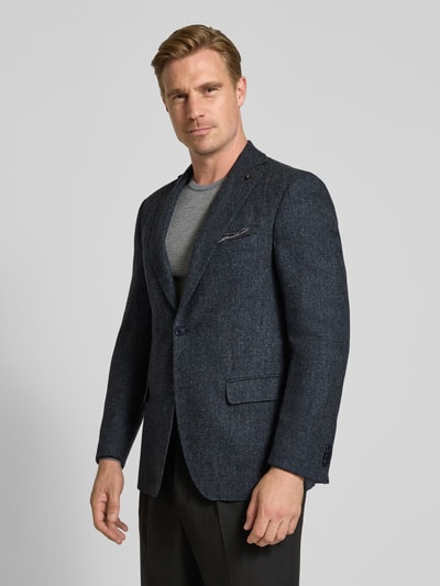 Männermodel trägt Slim Fit Sakko mit Viskose-Anteil Modell 'Theo' von Carl Gross in Dunkelblau, feine Struktur, Nahaufnahme Oberkörper.