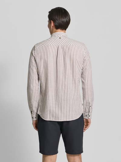 Männermodel trägt Regular Fit Freizeithemd mit Leinen-Anteil von PME Legend, gestreifter Leinen-Baumwoll-Mix, Logo-Patch, Rückenansicht, Ganzkörperansicht Rückansicht.