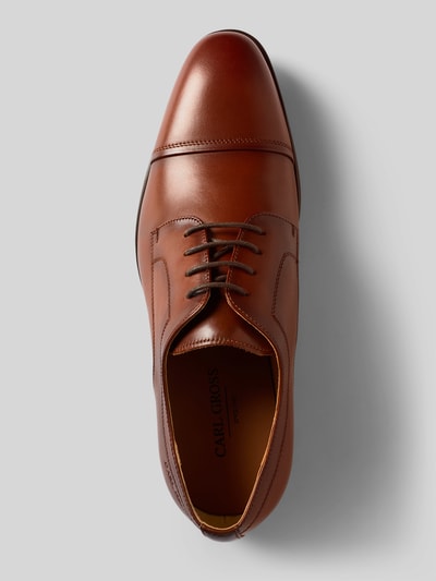 Produktfoto, Derby aus Leder Modell 'UWE' von Carl Gross in Braun mit Abgerundete-Spitze, Schnürung, Absatzhöhe 3 cm, Schafthöhe 7 cm, Schaftweite 10 cm, Echtleder, Detailansicht von oben