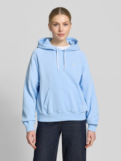 Frauenmodel trägt Regular Fit Hoodie aus Baumwoll-Mix von Polo Ralph Lauren in Hellblau mit Kängurutasche und Logo-Stitching, Ganzkörperansicht von vorne.