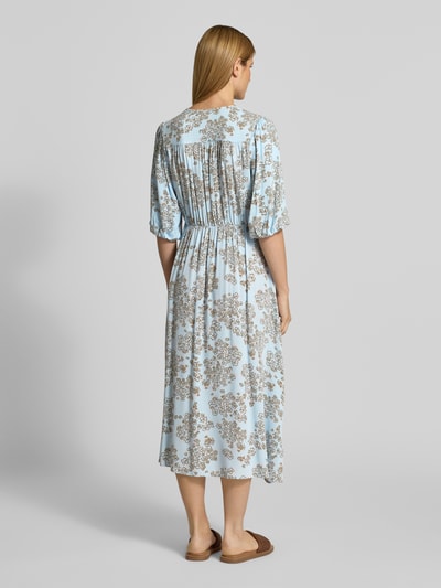 Männermodel trägt Midikleid aus Viskose in Wickel-Optik mit 1/2-Arm von JAKE*S STUDIO WOMAN, błękitne z beżowym wzorem, taliowany krój, dekolt w szpic, długość pleców w rozmiarze 36: 124 cm, szerokość w rozmiarze 36: 55 cm, długość rękawa w rozmiarze 36: 41 cm, widok całej sylwetki od tyłu