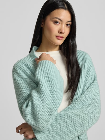Vrouwenmodel draagt Strickjacke aus Schurwoll-Kaschmir-Mix mit Schalkragen van windsor., lichtblauw, grof tricot, Dames, Nahaufnahme Oberkörper