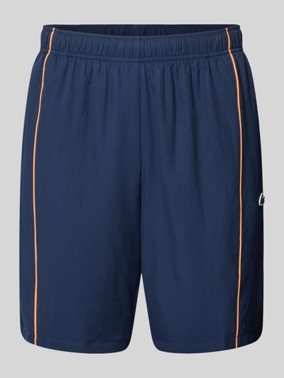 Produktfoto, Regular Fit Sport-Shorts mit weichem Innenstoff von Lacoste Sport in Dunkelblau, feines Strukturmuster, elastischer Bund, seitliche Eingrifftaschen, unifarbene Optik mit Label Patch.
