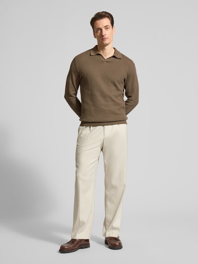 Męski model nosi Regular Fit Poloshirt in Strick-Optik Modell 'Riley' od Jack & Jones Premium z czystej bawełny, krój regular fit, długi rękaw, polokraga, strukturowana tkanina, kolor brązowy, widok całej sylwetki z przodu.