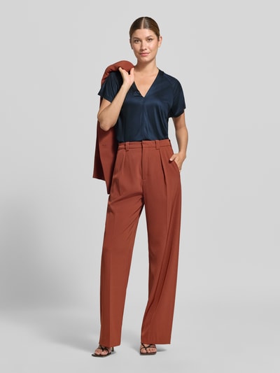 Frauenmodel trägt Regular Fit T-Shirt aus reiner Viskose Modell 'Sanebie' von OPUS in Dunkelblau zu rostbrauner Hose, Ganzkörperansicht von vorne, Damen T-Shirt von OPUS.