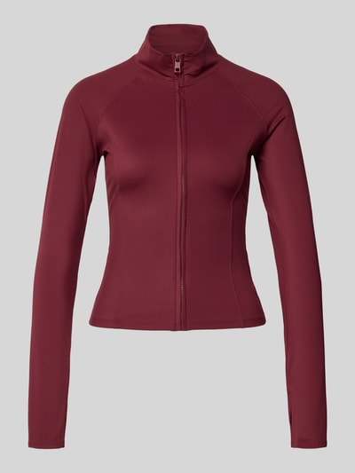 Produktfoto, Slim Fit Sweatjacke mit Stehkragen Modell 'Yoga' van Gina Tricot in bordeauxrood, elastische stof en ritssluiting, achterlengte maat S 52 cm.