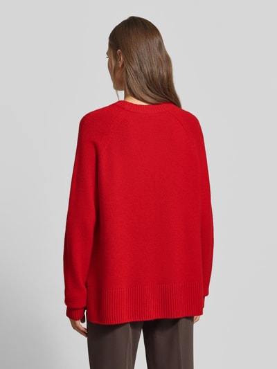 Frauenmodel trägt Regular Fit Pullover aus reinem Kaschmir in Strick-Optik von MYON, leuchtend rot, Damenmode, Rückenansicht, Ganzkörperansicht Rückansicht.
