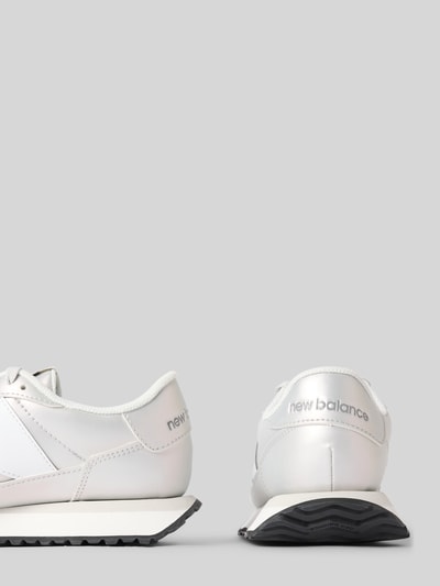 Productfoto, Sneaker met vetersluiting model '237' van New Balance, wit leer-textielmix, afgeronde neus, zool 3 cm, schachthoogte 7 cm, schachtwijdte 8 cm