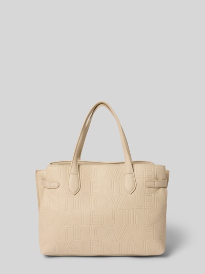 Produktfoto, cremefarbene Handtasche mit Logo-Muster Modell 'PANSY' von VALENTINO BAGS, glatte Textur, Tragehenkel und Schulterriemen. Hauptfach mit Magnetverschluss, Label-Applikation, Maße: 32 x 20 x 15 cm, Schulterriemen 110 cm.