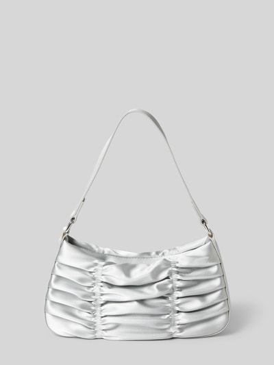 Produktfoto, Schultertasche mit Raffungen von Jake*s Cocktail aus silberfarbenem Satin, strukturierte Oberfläche, kurzer Henkel, Reißverschluss, Maße 26x14x8 cm, Länge Schulterriemen 42 cm, Hauptfach und Innenfach mit Reißverschluss.