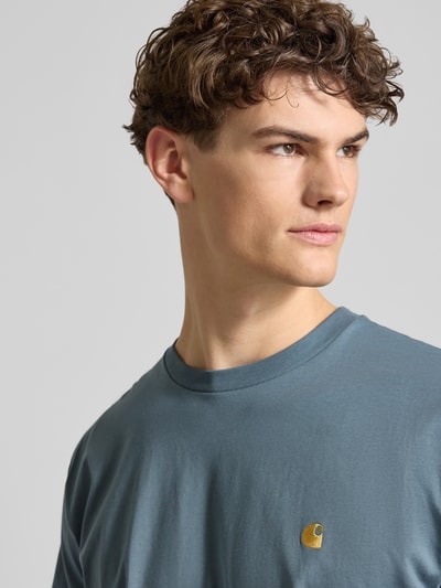 Männermodel trägt Regular Fit T-Shirt mit Logo-Stitching Modell 'Chase' von Carhartt Work In Progress aus Reine Baumwolle, Nahaufnahme Oberkörper.