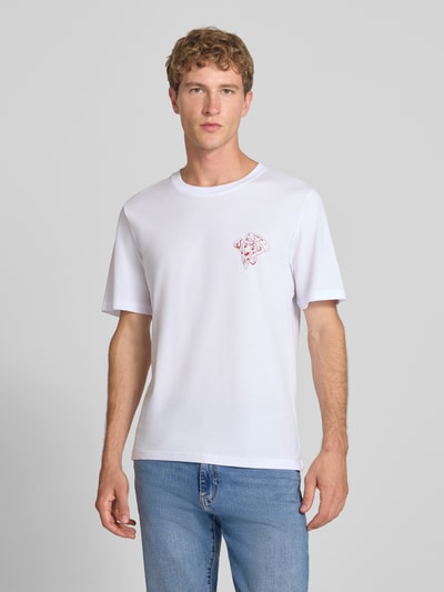 Męskimodel nosi Regular Fit T-Shirt aus reiner Baumwolle Model 'BREWY' von JACK & JONES, krój regular fit, nadruk z napisem, bawełna, Długość tyłu w rozmiarze M: 68 cm, Ganzkörperansicht von vorne