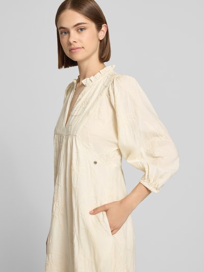 Kobiece model prezentuje sukienkę koszulową Loose Fit z czystej bawełny model 'FABIANA' od Pepe Jeans, kremowy kolor, wyrazista faktura, damska sukienka koszulowa od Pepe Jeans, detaliczne zdobienia, półzbliżenie górnej części ciała