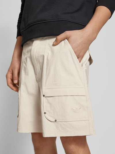adidas Originals Szorty o kroju regular fit z wyhaftowanym logo Beżowy 3