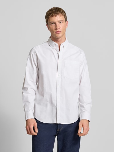 Männermodel trägt Classic Fit Freizeithemd mit Button-Down-Kragen von Calvin Klein Jeans aus weißem Baumwoll-Elasthan-Mix, Knopfleiste, Brusttasche, dezentes Label-Stitching, glatte Struktur, Ganzkörperansicht von vorne. Rückenlänge 81 cm, Schulterbreite 46 cm, Ärmellänge 65 cm bei Größe M.