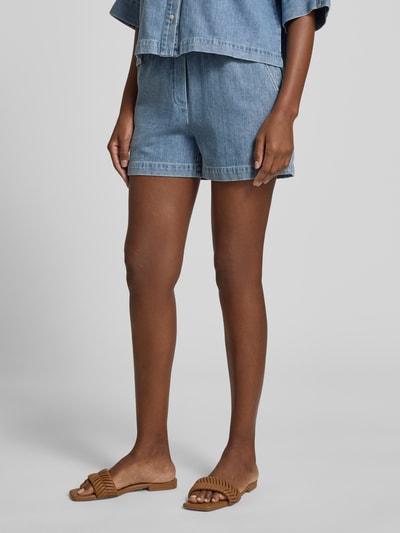 Kobiece model prezentuje Straight Fit Shorts in Denim-Optik Modell 'Musia' od OPUS, jasnoniebieski, bawełna, elastyczna talia z troczkiem, szerokość w rozmiarze 36: 38 cm, długość nogawki od wewnątrz 10 cm, całkowity widok z przodu.