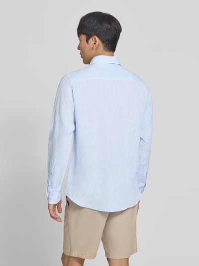 Männermodel trägt Regular Fit Leinenhemd mit Kentkragen von Profuomo in Hellblau, reine Leinenstruktur, Ganzkörperansicht Rückansicht, Herren, Regular-Fit, Kentkragen, Knopfleiste, Rückenlänge 77 cm, Schulterbreite 45 cm, Ärmellänge 65 cm bei Größe 40.