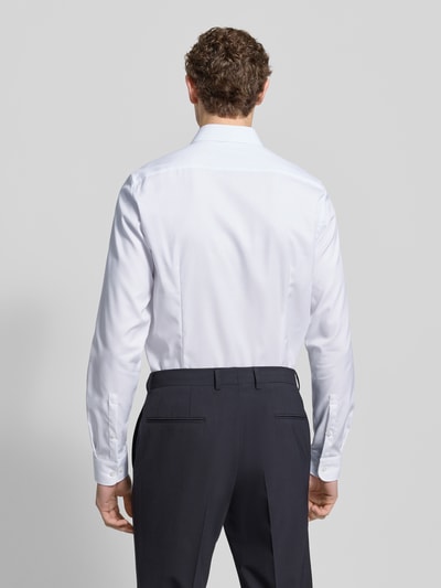 Männermodel draagt Slim Fit Businesshemd met extra langem Arm van Jake*s, puur katoen, Kentkraag, knoopsluiting, ruglengte 83 cm, schouderbreedte 41 cm, mouwlengte 40 cm, witte kleur, gladde textuur, Ganzkörperansicht Rückansicht.