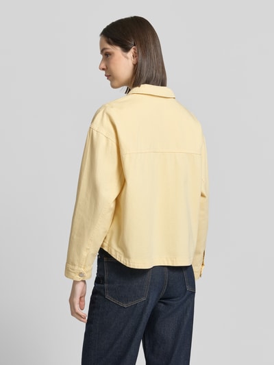 Frauenmodel trägt Regular Fit Overshirt aus reiner Baumwolle Modell 'JAMIE' von Vero Moda in Denim-Optik, Twill-Material, Rückansicht.
