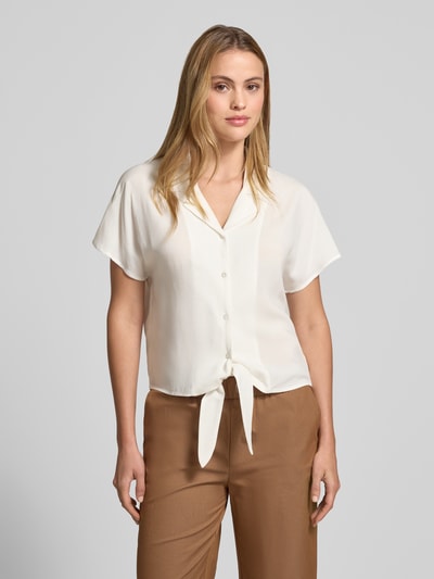 Frauenmodel trägt Regular Fit Bluse aus Reine Viskose mit Knotendetail Modell 'RADIA' von Soyaconcept, Reverskragen, Knopfleiste, Rückenlänge 55 cm, Ärmellänge 10 cm, Ganzkörperansicht von vorne.