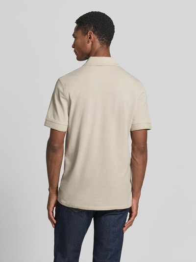 Męski model nosi Regular Fit Poloshirt aus reiner Baumwolle Modell 'PRIME' von BOSS Orange, efekt: jednolity kolor, krój regular fit, naszywka z logo, kołnierzyk polo, dekolt w serek, listwa guzikowa, krótki rękaw, zakończenie rękawów: prążkowane, wykończenie materiału: pika, materiał: bawełna, Ganzkörperansicht Rückansicht.