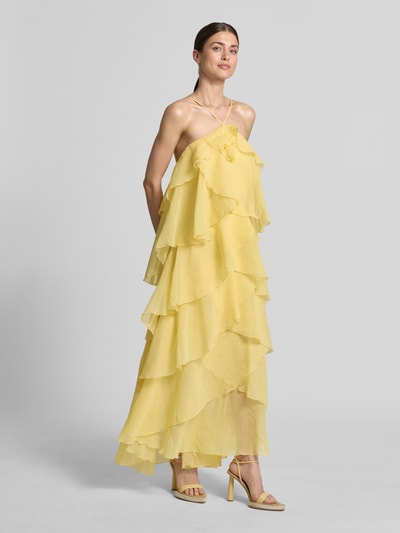 Frauenmodel trägt Maxikleid mit 3D-Rüschendetails Modell 'DELILAH' von Vero Moda, unifarbenes, gelbes, mehrlagiges Kleid, Ganzkörperansicht von vorne.