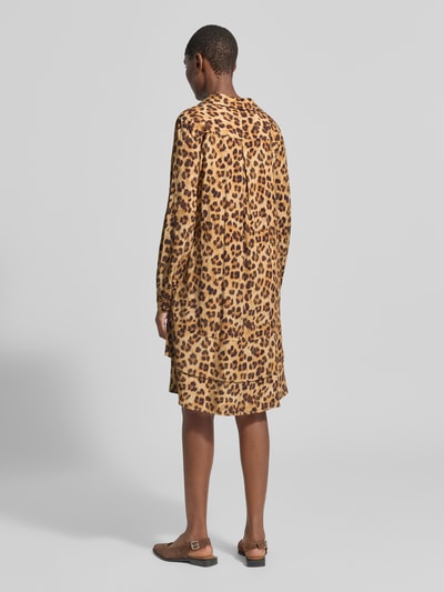 Vrouwenmodel draagt Relaxed Fit jurk uit zuiver viscose van Emily Van den Bergh, leopardprint, platte kraag, knielengte, met lange mouwen, ruglengte maat 36: 97 cm, borstwijdte maat 36: 47 cm, mouwlengte maat 36: 63 cm, Ganzkörperansicht Rückansicht.