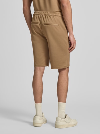 Männermodel trägt Regular Fit Bermudas Modell 'ADRIAN' von Blend, Material-Mix mit Viskose-Anteil, Eingrifftaschen, sandfarben, Ganzkörperansicht Rückansicht.