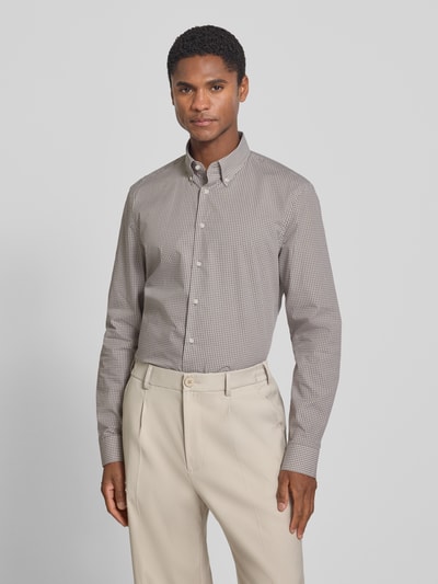 Männermodel trägt Slim Fit Business-Hemd mit Button-Down-Kragen von Jake*s aus Reine Baumwolle, feines Karo-Muster, Knopfleiste, Ganzkörperansicht von vorne. Rückenlänge bei Größe 39/40: 80 cm, Schulterbreite: 47 cm, Ärmellänge: 66 cm.