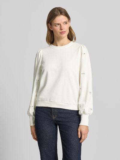 Frauenmodel trägt Regular Fit Sweatshirt aus Baumwoll-Mix Modell 'FEMME' von Only, Optik: Unifarben, Lochstickdetails, Ganzkörperansicht von vorne.
