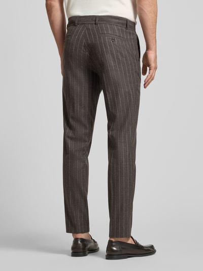 Männermodel trägt bruine straight fit pantalon van CG – CLUB of GENTS met wol, strepen, Bandplooien, achterzak, Model 'Cole', ganzlichaamsaanzicht achteraan