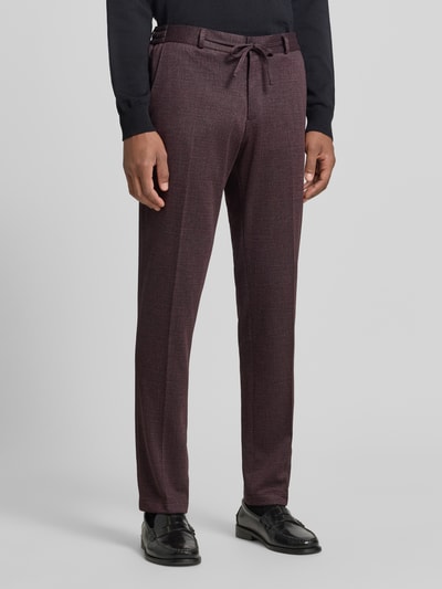 Mannenmodel draagt Straight fit stoffen broek met tunnelkoord Model 'Sparta' van Zuitable, donkerrood, met bandplooien, riemlussen, gulp-, steek- en achterzakken, Bandwijdte 43 cm, Binnenbeenlengte 82 cm, Ganzkörperansicht von vorne.