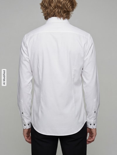 Männermodel trägt Super Slim Fit Business-Hemd mit Kentkragen von Jake*s, reine Baumwolle, weiß, Rückenansicht, Ganzkörperansicht Rückansicht.