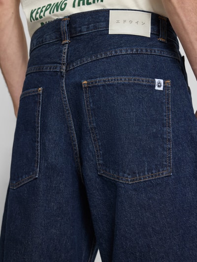 Männermodel trägt Worker Shorts im 5-Pocket-Design von Edwin aus Reine Baumwolle, ausgestellt, dunkles Denim, Detailaufnahme Rückansicht.