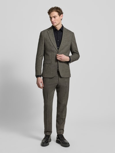 Męski model nosi Slim Fit Businesshemd aus Popeline mit Stretch-Anteil von BOSS, mieszanka bawełny i elastanu, kentkragen, na całej długości listwa guzikowa, sportowe mankiety, zaokrąglony dół, łatwa pielęgnacja, długość tyłu 76 cm, szerokość ramion 47 cm, długość rękawów 67 cm, widok całej sylwetki z przodu.