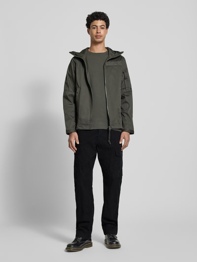 Männermodel trägt Straight Fit Cargohose mit Gesäßtaschen von G-Star Raw in Schwarz, Baumwolle, mit Eingrifftaschen, Ganzkörperansicht von vorne.