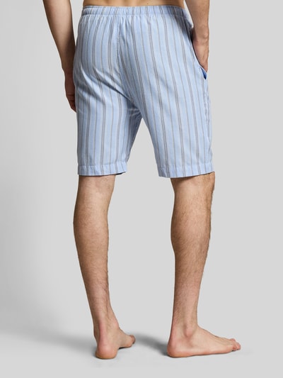 Männermodel trägt Regular Fit Pyjama-Shorts aus reiner Baumwolle von Polo Ralph Lauren Underwear mit Streifenmuster, Ganzkörperansicht Rückansicht.