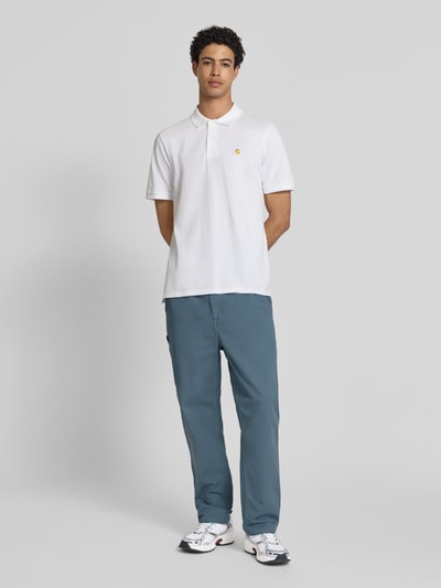 Männermodel trägt Hose mit elastischem Bund Modell 'Moraga' von Carhartt Work In Progress in Blau, Reine Baumwolle, Regular-Fit, Ganzkörperansicht von vorne. Kontext: Herren HOSE, Gesäßtaschen, Bundweite 43 cm, Innenbeinlänge 73 cm, Größe M.