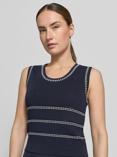 Frauenmodel trägt Stricktop aus Viskose-Mix mit Rundhalsausschnitt von Liu Jo White in Dunkelblau mit weißen Stitchings, Slim-Fit, Rückenlänge bei Größe S: 47 cm, Nahaufnahme Oberkörper.