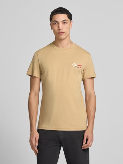 Männermodel trägt Slim Fit T-Shirt aus reiner Baumwolle von Tommy Jeans, Optik: Unifarben, Label-Print, Logo-Stitching, Rundhals, Kurzarm, Herren T-Shirt, Ganzkörperansicht von vorne.