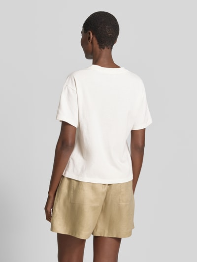 Frauenmodel trägt T-Shirt mit Motiv-Print und Rundhalsausschnitt von Jake*s Casual aus Reine Baumwolle, Regular-Fit, Rückenlänge 52 cm, Ganzkörperansicht Rückansicht.