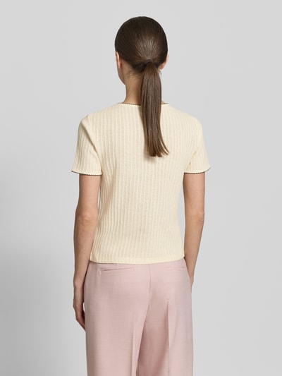 Frauenmodel trägt Strickshirt mit Rundhalsausschnitt von Jake*s Collection in Creme, Reine Baumwolle, Gerader-Schnitt, Semitransparente-Optik, Rückenlänge 51 cm bei Größe S, Ganzkörperansicht Rückansicht.