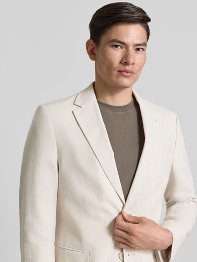 Männermodel trägt Sakko aus Leinen-Mix mit Pattentaschen von MCNEAL in creme, modern fit, reverskragen, borstzak, knoopsluiting, nahaufnahme oberkörper
