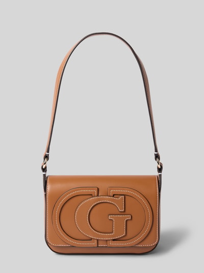 Produktfoto, Shoulder Bag mit Logo-Detail Modell 'Ruby' von GUESS, główna przegroda z klapką, smukły pasek na ramię, detal z logo, szerokość w rozmiarze 1: 21 cm, długość w rozmiarze 1: 14 cm, głębokość w rozmiarze 1: 6 cm, długość paska na ramię w rozmiarze 1: 58 cm, brązowy odcień, prostokątny kształt, gładka tekstura