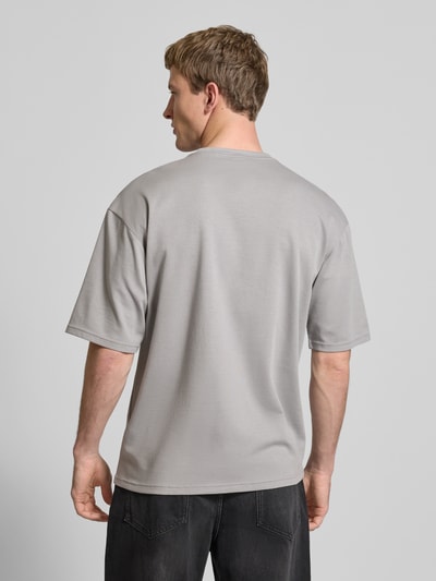 Männermodel trägt Boxy Fit T-Shirt aus Baumwoll-Mix Modell 'CASPIAN AIRFLEX BOXY' von Only & Sons, Optik: Unifarben, Ganzkörperansicht Rückansicht