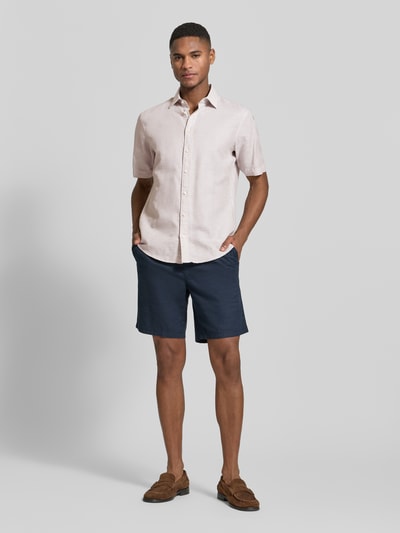 Männermodel trägt Slim Fit Freizeithemd aus Leinen-Mix von Jake*s in Beige mit Kentkragen und Knopfleiste, kurzärmelig, Ganzkörperansicht von vorne. Rückenlänge 73 cm, Schulterbreite 47 cm, Ärmellänge 26 cm.