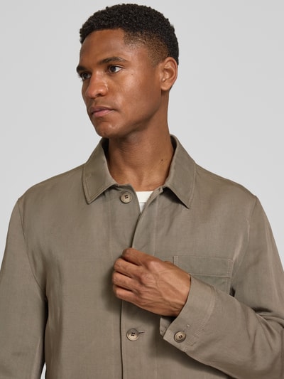 Männermodel trägt Regular Fit Hemdjacke aus Lyocell-Mix mit Leinen-Anteil von Roy Robson in Beige mit Knopfleiste und Kentkragen, Nahaufnahme Oberkörper.