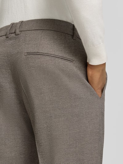 Männermodel trägt Anzughose mit Bügelfalten Modell 'Salto' von CINQUE, fein strukturiert, Braunton, Nahaufnahme Hüfte, Material-Mix mit Viskose-Anteil, Slim Fit.